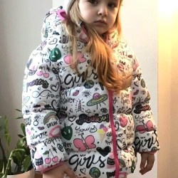 Детско зимно ватирано яке в бяло с пеперуди и надписи Детско зимно ватирано яке в бяло с пеперуди и надписи