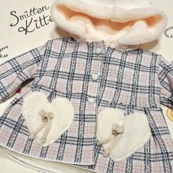 Бебешко пухкаво палто с качулка и сърчица в бяло и розово