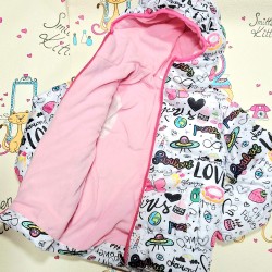 Детско зимно ватирано яке в бяло с пеперуди и надписи