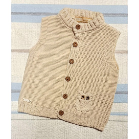 Бебешки плетен мек елек в бежово Бебешки плетен мек елек в бежово