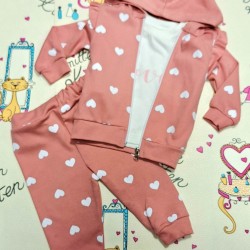 Детски спортен комплект в цвят пудра на бели сърчица