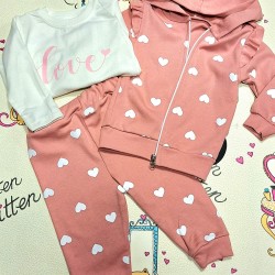 Детски спортен комплект в цвят пудра на бели сърчица Детски спортен комплект в цвят пудра на бели сърчица