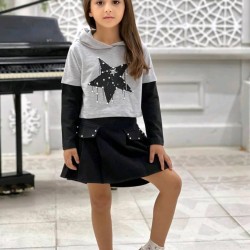 Детски модерен комплект в черно и сиво с пола и блуза с качулка Детски модерен комплект в черно и сиво с пола и блуза с качулка